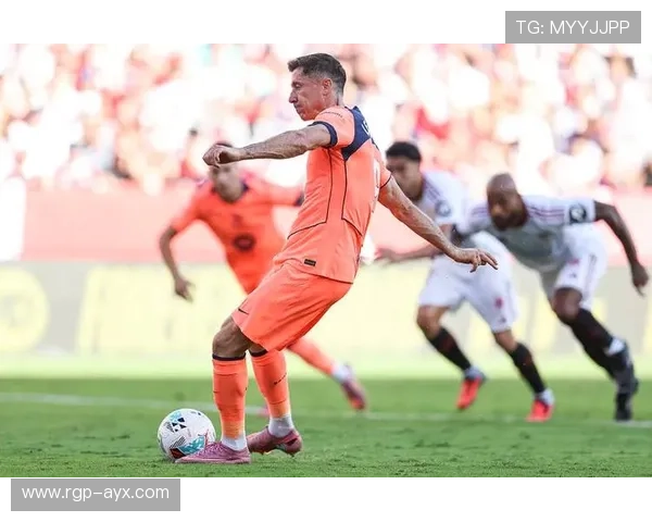 莱万速度爆发力惊艳全场，锋线杀手再展巅峰状态