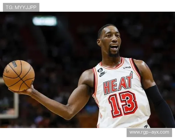 阿德巴约再显铁塔风采，助迈阿密逆袭取胜