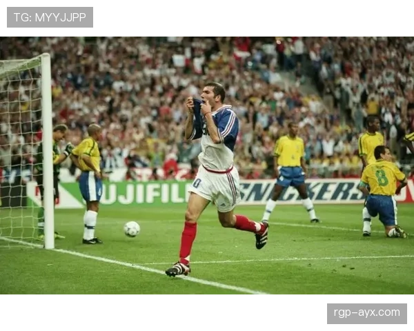 齐达内强悍对抗能力成就中场统治力 齐达内强悍对抗能力成就中场统治力