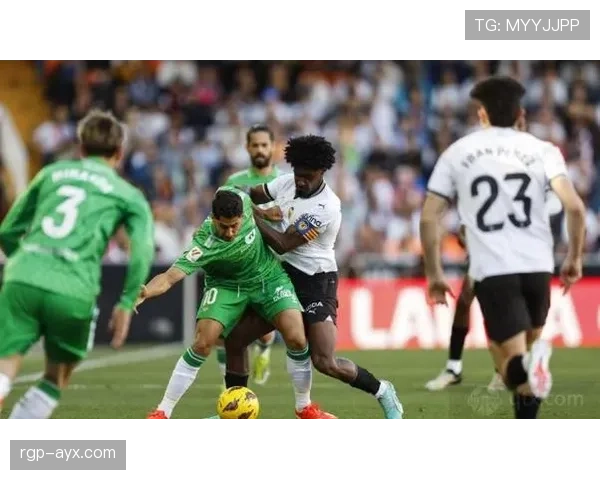 安达卢西亚德比战火重燃,塞维利亚与贝蒂斯激战正酣,积分榜争夺白热化 安达卢西亚德比战火重燃,塞维利亚与贝蒂斯激战正酣,积分榜争夺白热化