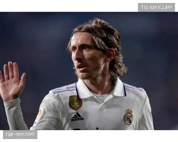 德容 vs 莫德里奇：中场组织与节奏控制差距在哪